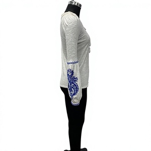 Chemise en coton blanc style bohème avec broderie bleue, manches bouffantes, col à nouer, coupe ample, top décontracté pour toutes les saisons - Product Image 3