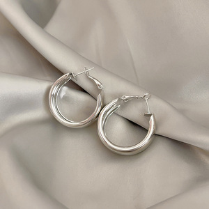 Arete de Oreja Redondo Grande de Metal Dorado de Moda con Diseño Creativo y Estilo Minimalista Frío para Mujer - Product Image 1