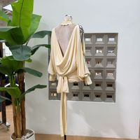 Robe pour femme exquise avec un design dos nu sexy, ultra courte et moulante sur les hanches et les épaules