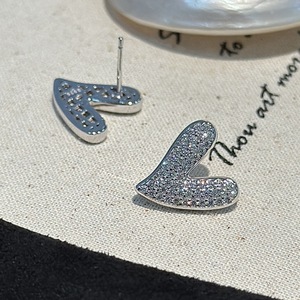 Boucles d'oreilles clous en argent pur S925, style rétro chic, entièrement serties de zirconiums, forme cœur, avec diamant scintillant simple, personnalisées - Product Image 4