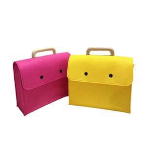 Nuova <span class=keywords><strong>Borsa</strong></span> <span class=keywords><strong>in</strong></span> <span class=keywords><strong>Feltro</strong></span> con Manico <span class=keywords><strong>in</strong></span> Legno, Coperchio e Interno <span class=keywords><strong>in</strong></span> <span class=keywords><strong>Feltro</strong></span>, Ideale come <span class=keywords><strong>Borsa</strong></span> Regalo per Trasportare Articoli da Ufficio - Product Image 4