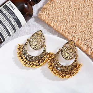 Orecchini Donna Douvei in Vendita, Stile Bohémien Ecologico Vintage, Placcati in Oro 14K, con Perline da 3MM e Nappine di Perle - Product Image 3