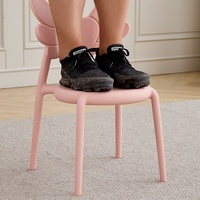 Chaises d'enfants miniatures en plastique rose empilables modernes et durables pour enfants, design mignon, utilisation en maternelle et en cuisine