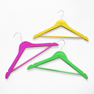 Barra para pantalones económica, colorida, plana, de 10 mm de grosor, para tiendas minoristas, venta al por mayor, perchas de plástico personalizadas para ropa. - Product Image 1