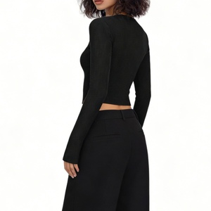 Haut côtelé asymétrique froncé à col asymétrique pour femme - T-shirt court ajusté à manches longues tendance - Product Image 5