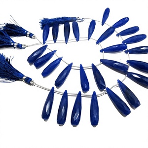 Cuentas facetadas de zafiro azul en forma de lágrima, aproximadamente 1 pulgada de largo, se venden por hebra de 8 pulgadas de largo. - Product Image 1