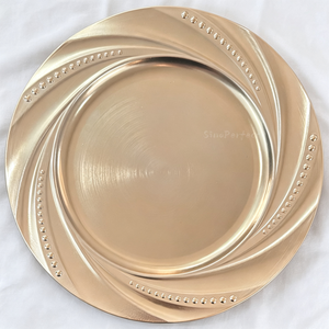 Assiette de présentation ronde en plastique, motif spirale or rose en relief, bord perlé, réutilisable pour la décoration de table de fête, événement ou mariage - Product Image 1