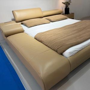 Cama Ergonómica de Cuero de Lujo con Acolchado Suave y Reposacabezas Ajustable para Recámara Principal - Product Image 1