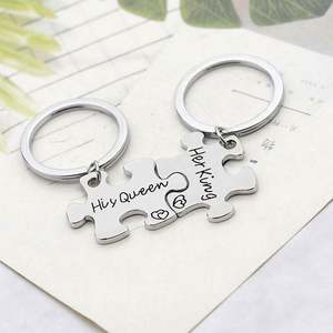 Letras Personalizadas Her King His Queen Moda Parejas Novia <span class=keywords><strong>Novio</strong></span> <span class=keywords><strong>Regalo</strong></span> de San Valentín Rompecabezas para Él y para Ella Llaveros de Metal - Product Image 6
