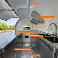 Remorque alimentaire mobile carrée moderne avec grande fenêtre de service et auvent rétractable pour les ventes estivales