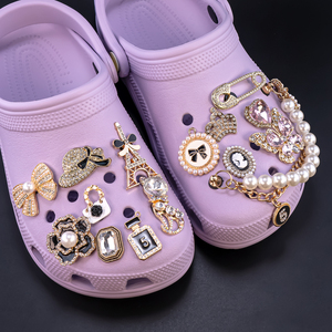 Nhà Máy Tùy Chỉnh Dâu Tây Kim Loại Giày Bow Trang Trí Bán Buôn Thương Hiệu Bling Sang Trọng Màu Hồng Kim Loại Thiết Kế Clog Giày Charms - Product Image 2