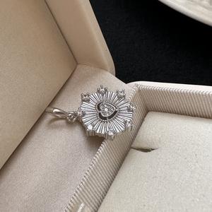 Pendentif en argent pur S925, design de niche, luxe léger, style rétro européen américain, simple, pendentif latéral, zircon artistique - Product Image 4