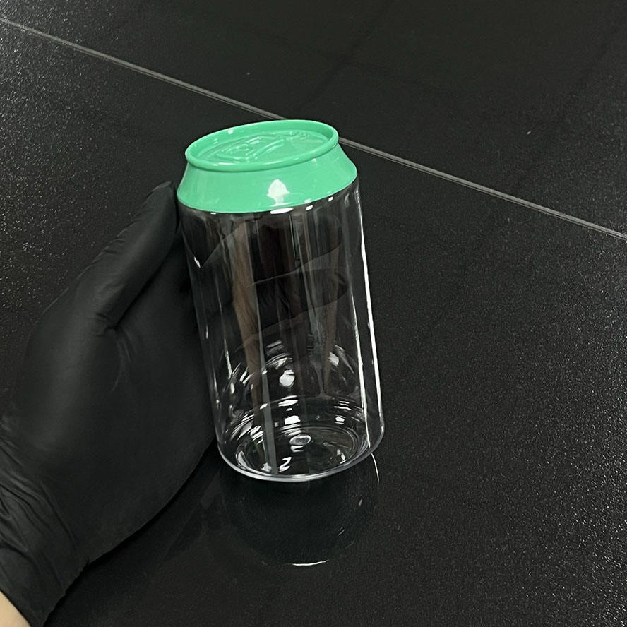 Botella transparente con tapa verde claro.