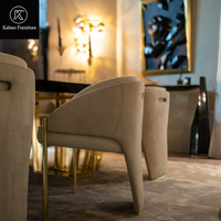 Chaise de salle à manger moderne de luxe en velours rembourrée avec cadre en acier inoxydable doré et dossier incurvé pour salle à manger de villa
