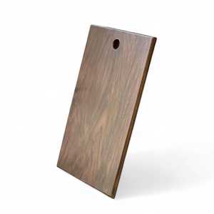 Planche à découper professionnelle en bois massif d'acacia et de bois de manguier offrant une utilisation durable et écologique - Product Image 4