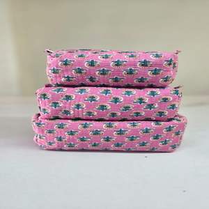 Ensemble de 3 trousses de toilette et de maquillage multifonctions pliables en coton 100% matelassé rose bébé BLOCKPRINT ART, écologiques et durables - Product Image 1