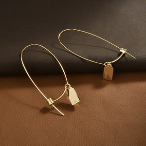 Elegantes <span class=keywords><strong>pendientes</strong></span> de aro de acero inoxidable chapados en <span class=keywords><strong>oro</strong></span> con patrón de <span class=keywords><strong>diamantes</strong></span> geométricos de moda letras inglesas joyería de moda de viajero - Product Image 3