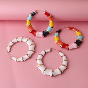 ต่างหูห่วงโลหะผสมทันสมัย ดีไซน์เคลือบเงาแบบหยดน้ำ ประดับด้วยหินธรรมชาติ ดีไซน์แบบข้อต่อบาบูม วงกลม แฟชั่นสำหรับผู้หญิง ใช้งานได้หลากหลาย - Product Image 3