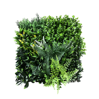 Fausses plantes d'herbe en plastique à fort impact Type d'herbe artificielle stupéfiant à faible entretien