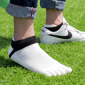 Chaussettes athlétiques à cinq doigts pour hommes, chaussettes de course respirantes en maille anti-ampoules, chaussettes de sport unisexes à bout fendu antidérapantes à coupe basse - Product Image 3