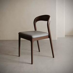 Silla de Comedor Rectangular Pequeña de Madera Maciza de Nogal Negro de Lujo Retro para Uso en Hoteles - Product Image 5