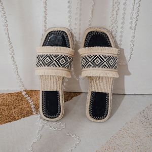 Sandales plates d'été en paille tressée pour femme, à bride unique, tendance, polyvalentes, à semelle souple et respirante, pour la marche décontractée - Product Image 4