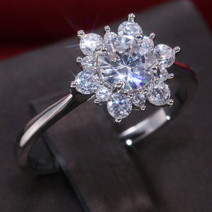 Anello floreale minimalista per donna, design con pietre trasparenti intarsiate, gioielli eleganti e alla moda - Product Image 1