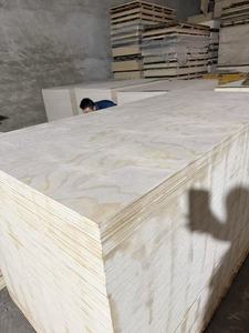 แผ่นไม้อัดฟิล์มหน้าเรียบขนาด 4x8 ฟุต ไม้อัดแกนสน สำหรับทำเฟอร์นิเจอร์ - Product Image 2