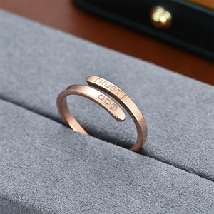 Nuovi Anelli Aperti alla Moda in Acciaio Inossidabile Lucidato con Scritta 'TRUST GOD' e 'BELIEVE IN GOD', Placcati in Oro, Regolabili, Gioielli per Coppie - Product Image 4