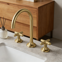 Robinet d'eau robuste en laiton massif avec cartouche céramique, finition chromée polie, design contemporain, montage sur plan, double poignée