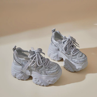 En gros Baskets plateforme pour femme, style 'Dad', avec empeigne en EVA, semelle intermédiaire en EVA, talon épais de 5 à 8 cm, strass et lacets, chaussures de marche décontractées