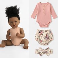 Poupée Bébé Reborn Réaliste Noire de 55,88 cm (22 po) avec Corps Entier en Vinyle, Corps en Tissu Léger et Pondéré, Tenue Florale Rose, Jouet de Collection pour Fille