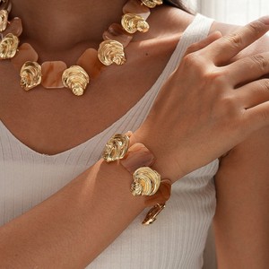 <span class=keywords><strong>Set</strong></span> <span class=keywords><strong>di</strong></span> Gioielli <span class=keywords><strong>di</strong></span> Lusso in Resina con Pendente Geometrico Circolare Collana <span class=keywords><strong>Orecchini</strong></span> Bracciale per Donna Accessori da Festa - Product Image 2