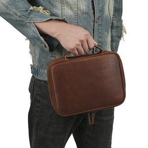 Bolso de Mano para Hombre de Cuero Crazy Horse, Rectangular, con Cubierta Antipolvo, Color Marrón Oscuro y Marrón Claro, Primavera 2025 - Product Image 3