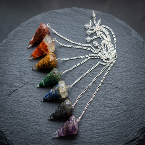 Péndulo Hecho a Mano con Piedra Preciosa Natural Negra y Blanca en Forma de Lágrima con Cadena de Plata - Product Image 3
