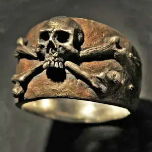 Vente chaude rétro crâne exagéré antique couleur anneaux hommes punk géant griffe crâne mode anneau