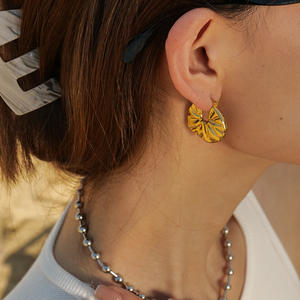 Partager 18k plaqué or en acier inoxydable forme d'éventail rond J & D Design Hoop boucle d'oreille <span class=keywords><strong>texte</strong></span> - Product Image 5