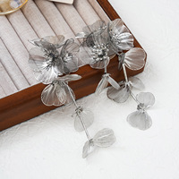 Boucles d'oreilles pendantes longues à motif queue de poisson cascade pour femme, avec aiguille en argent, design audacieux et accrocheur orné de fleurs et de diamants