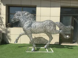 Sculpture d'art en fer forgé sur mesure, abstraite, en treillis métallique ajouré, représentant des animaux (Escargot, Cheval, Papillon, Fourmi), pour l'aménagement paysager extérieur - Product Image 6