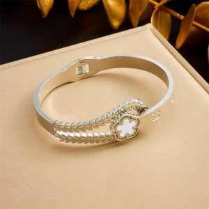 Nuova moda Trending 18K placcato PVD acciaio inossidabile portafortuna trifoglio <span class=keywords><strong>gioielli</strong></span> donna braccialetti in acciaio inox - Product Image 4