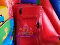 Château gonflable combiné toboggan et structure à blocs colorés, thème briques arc-en-ciel, pour fêtes d'enfants et location commerciale