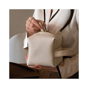 Offre spéciale Pochette de voyage réutilisable de couleur unie Trousse de maquillage cosmétique en cuir PU imperméable avec logo personnalisé - Product Image 1