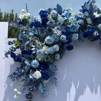 Kunstmatige blauw-witte roos, lelie en hortensia bloemenwand voor bruiloft achtergrond, feest, ceremonie en evenementendecoratie