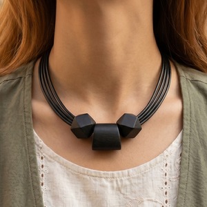 Collier minimaliste à trois brins en corde de cuir, perles en bois polygone bicolores, ornement de cou décontracté vintage pour femme - Product Image 1