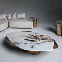 Table basse en marbre irrégulier Dream Home avec base en laiton patiné, accent en métal artistique, table de salon de luxe