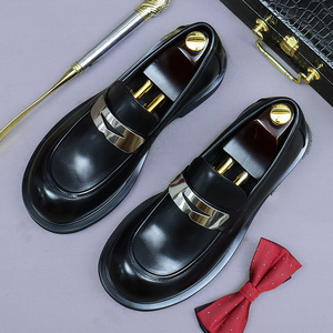 Mocassins noirs pour hommes en cuir véritable de vachette, décontractés et habillés, à bout large, avec boucle métallique, à enfiler, pour mariages - Product Image 4