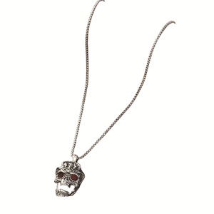 Collar con colgante de calavera de acero inoxidable con piedra preciosa de ojo rojo y cadena de aleación para hombre, estilo hip hop, color plata antigua. - Product Image 5