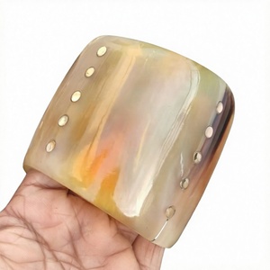 Conchas de Capiz Redondas de 5cm al por Mayor, Talladas, de Colores, con Orificios, para Decoración - Product Image 3