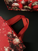 Bolsas de Regalo Navideñas en Stock con Impresión a Todo Color, Laminación Mate y Asas de Cuerda de Poliéster