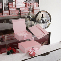 Boîte cadeau en carton rigide rose personnalisable, ruban, gaufrage, impression de logo, estampage à chaud |   Emballage de luxe pour bougies